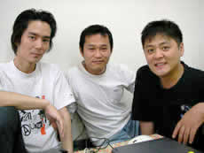写真は左から川松理有さん、呉致雲さん、金世一さん＝神奈川県相模原市の稽古場